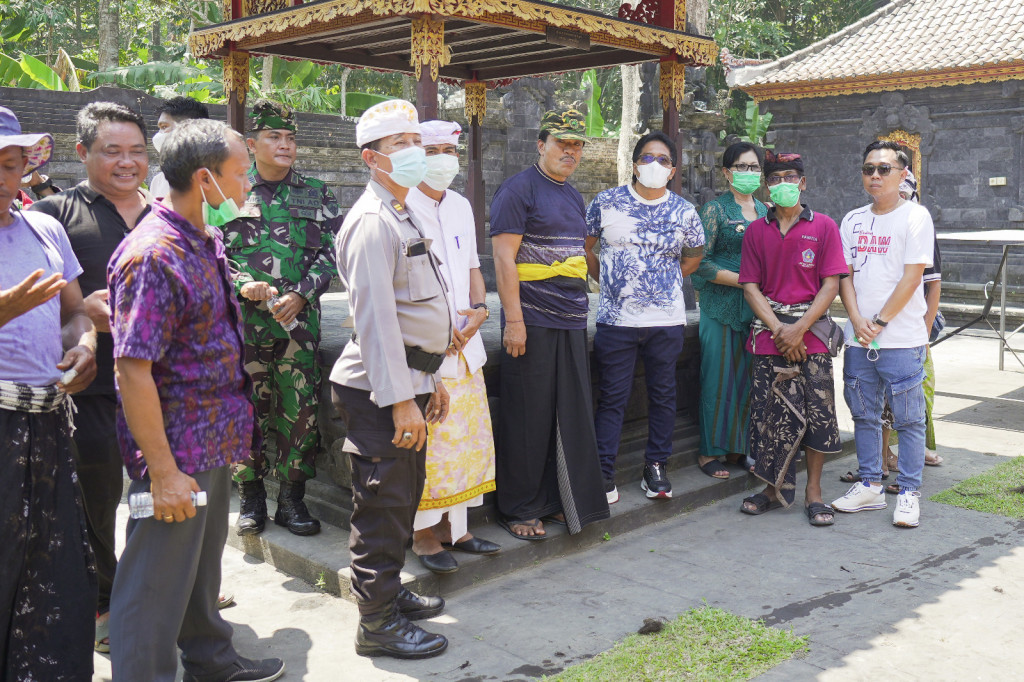 Bupati Giri Prasta Tinjau Kebakaran di Pura Dalem dan Prajapati Desa Adat Lambing Sibang Kaja